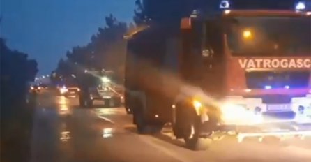 BUKNUO OGROMAN POŽAR NA PLAŽI U HRVATSKOJ, TURISTI UZNEMIRENI BJEŽALI: Vjetar otežava gašenje, evakuisano 10.000 ljudi! (VIDEO)