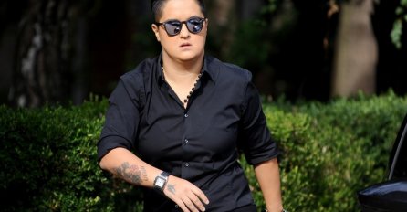 MARIJA ŠERIFOVIĆ NAPRAVILA NEVIĐENI HAOS ISPRED ZGRADE U KOJOJ ŽIVI: Detalji će vas FRAPIRATI, evo kako je sve počelo! 