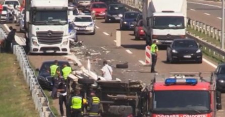 STRAVIČNA NESREĆA NA AUTOPUTU, SUDAR KOMBIJA, KAMIONA I AUTOMOBILA: Ima mrtvih, potresne scene (FOTO)
