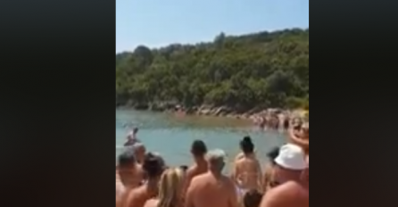 PANIKA NA JADRANU, SVI SU POBJEGLI NA PLAŽU KAD SU VIDJELI OVO U MORU: Najhrabriji od njih je ušao u more, a onda...IZNENAĐENJE! (VIDEO)