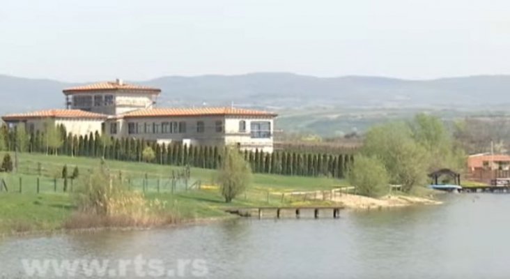 vila-djokovic-pavlovacko-jezero-830x0