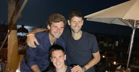 NOVAK ĐOKOVIĆ SE USLIKAO SA SVOJOM BRAĆOM, ALI SVU SU SAMO GLEDALI DETALJ NA STOLU: Ne kriju sreću, evo kakve su vijesti u pitanju!