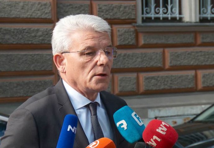 Džaferović: BiH zajedno sa EU brže do respiratora, zahvala komesaru Varhelyiju