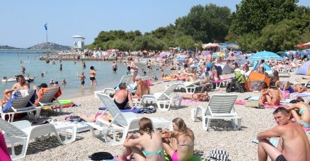 STRAVIČAN PRIZOR NA JADRANU UZNEMIRIO TURISTE, KAD OVO VIDITE PROĆI ĆE VAS JEZA: 'Više se ne smijemo kupati, ni kročiti u more...'