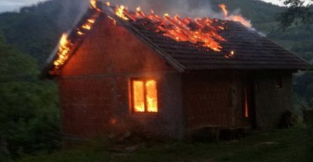 Povratničkoj porodici potpuno izgorjela kuća