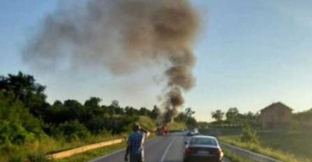 TEŠKA SAOBRAĆAJNA NESREĆA, DVIJE OSOBE POVIJEĐENE: Vozač je izgorio u požaru koji je zahvatio automobil