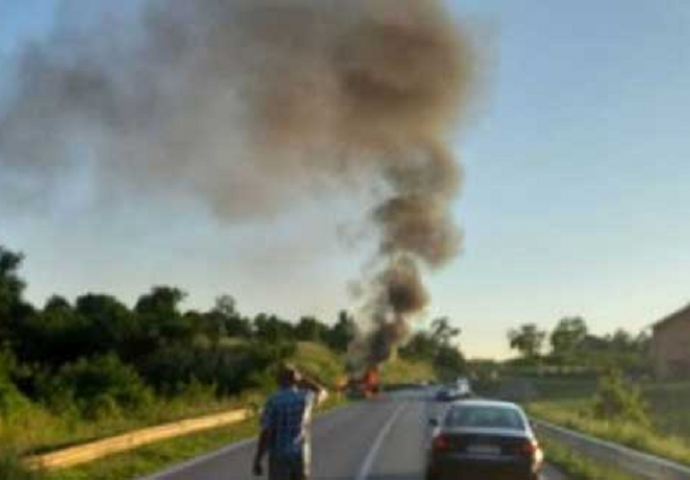 TEŠKA SAOBRAĆAJNA NESREĆA, DVIJE OSOBE POVIJEĐENE: Vozač je izgorio u požaru koji je zahvatio automobil