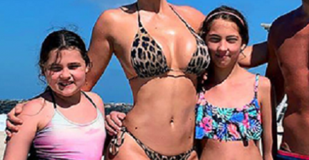 SVI GLEDAJU U OVU FOTOGRAFIJU I NE MOGU DA SE NAČUDE: Kad vidite ko je muškarac koji grli Jelenu i njene kćekice na plaži nećete moći da dođete sebi