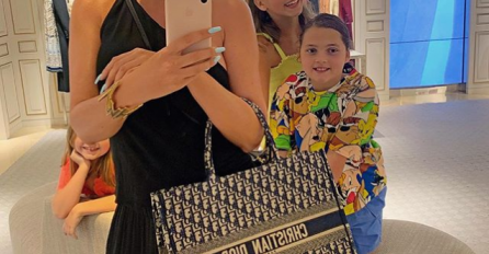 JELENA KARLEUŠA SA KĆERKAMA OTIŠLA KOD DUŠKA U KINU, ON ODMAH OBJAVIO SLIKU S NJOM: Snimak hotelske sobe i veliki krevet, U OVAJ DETALJ SVI GLEDAJU!