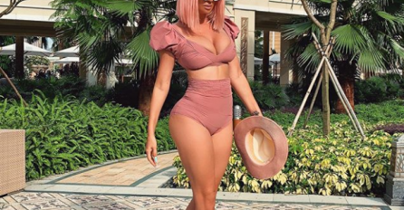 JELENA KARLEUŠA OBJAVILA SLIKU IZ KINE, NIKADA SRETNIJA NIJE BILA: A onda su ugledali DUŠKOV izraz lica i sve im je bilo jasno!
