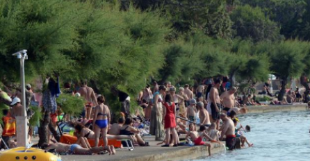 Na Krku naplaćuju hlad na plaži - 15 kuna za odrasle, 10 za djecu (FOTO)