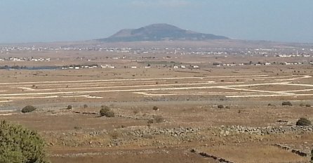 Sirijski državni mediji navode kako je Izrael izveo raketne napade na prostor strateški važnog brda u južnoj Siriji koje gleda na Golansku visoravan