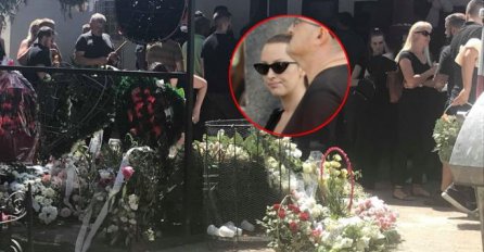 DVIJE RIJEČI KOJE KIDAJU DUŠU, PJEVAČICA DOŠLA NA SAHRANU MISICE DIJANE: Evo šta piše na lenti od cvijeća koje je donijela Aleksandra Prijović