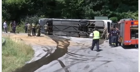 Prevrnuo se autobus pun Srpskih  vojnika u provaliju! Povrijeđeni jauču na sve strane! Ljudi im prliaze u pomoć! Zaustavljen saobraćaj (FOTO) (VIDEO)
