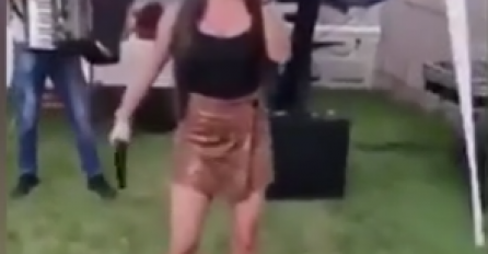 OVO IMA SAMO NA BALKANU: Oskudno obučenoj pjevačici u jednoj ruci mikrofon, u drugoj pištolj! (VIDEO)