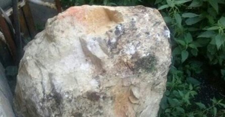 Zabrinjavajuće: Kamenje probilo fasadu dok su ispred kuće bila djeca!
