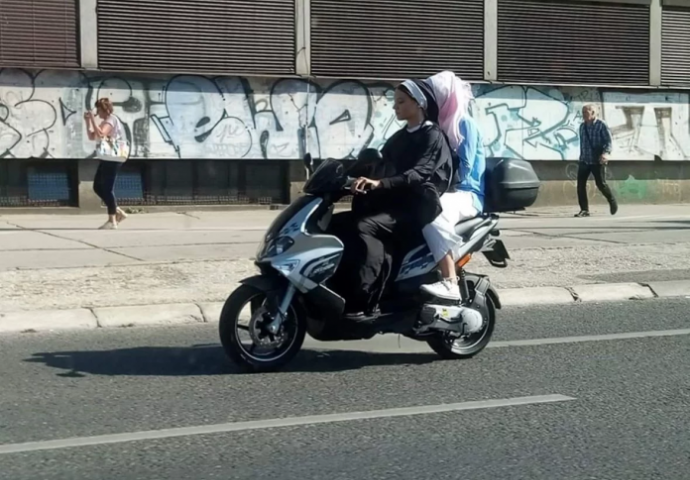 PRIZOR ODUŠEVIO EUROPSKI JERUSALEM: Časna sestra i pokrivena djevojka zajedno na skuteru! (FOTO)