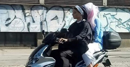 FOTOGRAFIJA KOJA JE ZAPALILA INTERNET:ČASNA SESTRA I POKRIVENA DJEVOJKA JURILE SARAJEVOM NA MOTORU! Svi su ih gledali u čudu i fotografisali!