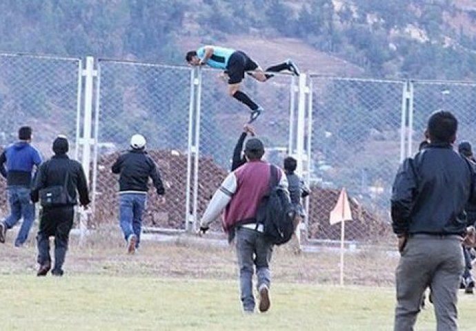 SNALAŽLJIV PRIZOR: Sudija u Peruu preskočio ogradu visoku tri metra kako bi se spasio od navijača!