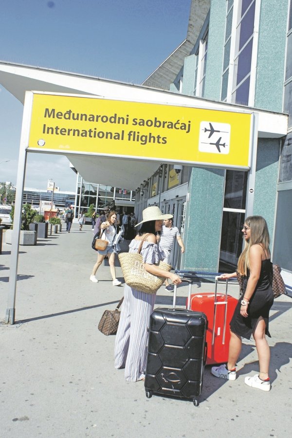 dragana-mitar-i-olja-bajrami-201825-photo-e-stock-blank-1000x0