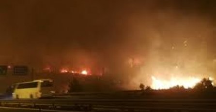 UŽASAN POŽAR GUTA SVE PRED SOBOM, OVO NIJE NIMALO DOBRO: Povrijeđena 4 vatrogasca, vatra je BLIZU KUĆA! (VIDEO)