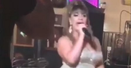 MILJANA UZELA MIKROFON, PA ZAPJEVALA, UŠI KRVARE: Kad su je čuli, gosti se krstili i lijevom i desnom! (VIDEO)