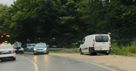 U RAZMAKU OD ČETIRI MINUTE NEKOLIKO SAOBRAĆAJNIH NESREĆA NA PODRUČJU OVOG BH GRADIĆA: Tri osobe povrijeđene, magistralni put blokiran 