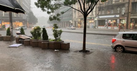 NAREDNA DVA SATA SU KRITIČNA, IZDATO UPOZORENJE: Jaka kiša potjerala ljude sa ulica, ali pravo NEVRIJEME tek dolazi!