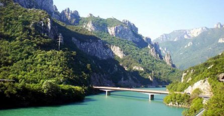 SAOBRAĆAJNA NESREĆA PREMA MOSTARU: BMW završio u jezeru, troje povrijeđenih