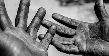 "Mladić je malo po malo prao očeve ruke. Bio je to prvi put da je primjetio da su ruke njegovog oca naborane i pune ožiljaka..."