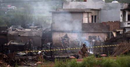 Požar se širi gradom,  desetine ljudi povrijeđeno : Vojni avion se zabio u zgradu, poginulo 17 osoba