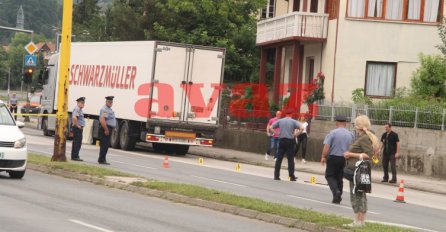 Stravični prizor u Tuzli: Kamion pregazio pješakinju, njene stvari 20 metara dalje ostale!