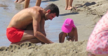 ĐOKOVIĆ NA PLAŽI U ŠPANIJI! Ne možete ni da pomislite šta radi na odmoru, a uz njega i djecu NIJE JELENA! Druga žena je s njima (FOTO)