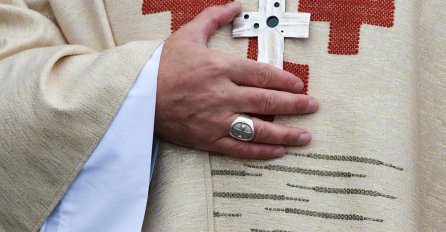 ŠTA RADITI SA SVEŠTENIKOM POSLIJE OPELA NA OSTRVU: Hit obavještenje postavljeno na vrata crkve u Dalmaciji!