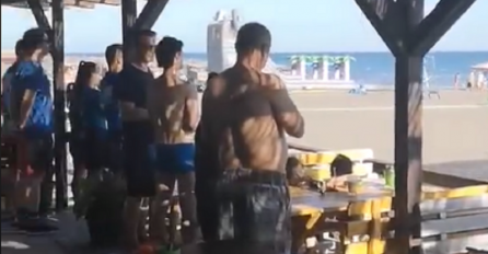 NAJEŽIT ĆETE SE! U jednom kafiću u Ulcinju pustili himnu SFRJ "Hej Sloveni"! Cijela plaža uradila nešto od čega će vam poći suze! (VIDEO)