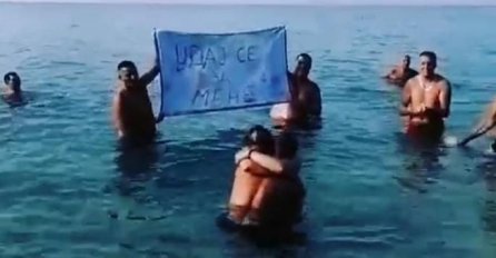DJEVOJKA IZ SRBIJE ĆE OVO LJETOVANJE PAMTITI DO KRAJA ŽIVOTA: Ušla je u more, a onda je IZRONIO PLAKAT SA ČETIRI RIJEČI!