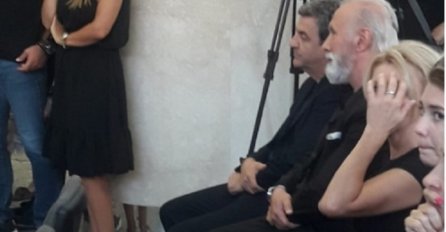 NIJE MOGAO DA IZDRŽI: Dino Merlin van sebe od TUGE, plakao kao kiša na komemoraciji