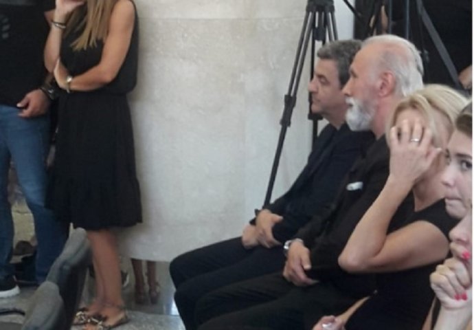 NIJE MOGAO DA IZDRŽI: Dino Merlin van sebe od TUGE, plakao kao kiša na komemoraciji