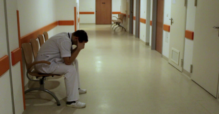 "Bračni par je doživio tešku saobraćajnu nesreću prilikom koje je muževljevo lice bilo teško unakaženo"