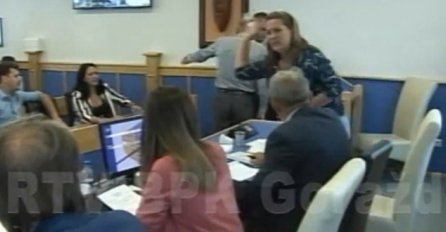 INCIDENT U SKUPŠTINI U GORAŽDU: Zastupnica Daliborka Milović gađala Editu Velić flašom (VIDEO)