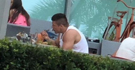 PAPARAZZO UHVATIO SLOBU U BUDVI, konačno se saznalo ko mu je djevojka, A PJEVAČ SE SAD IZBLAMIRAO: Dobio korpu pred svima, HIT SLIKE!