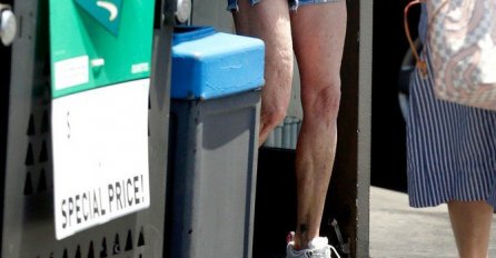 PROCURILE SLIKE GLUMICE U OPUŠTENOM IZDANJU, CELULIT NA SVE STRANE: Ovakva je izašla na ulicu, mnogi su zgroženo posmatrali OVAJ PRIZOR!