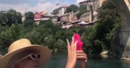 JELENA KARLEUŠA SNIMLJENA U MOSTARU,  NOSILA VELIKI ŠEŠIR I ODUŠEVLJENO GLEDALA U STARI MOST: Evo ko joj je pravio društvo! (FOTO)