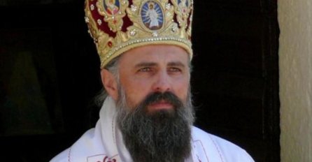 VLADIKA GRIGORIJE U JEKU SEZONE UŽIVA U HRVATSKOM PRIMORJU: Snimljen u opuštenom izdanju,na njemu BIJELA KOŠULJA I NAOČALE!