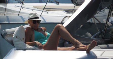 EKSKLUZIVNE SLIKE: Lepa Brena u bijelom kupaćem raširila noge da se osunča, a onda u 58. godini uradila ZAPANJUJUĆU STVAR!