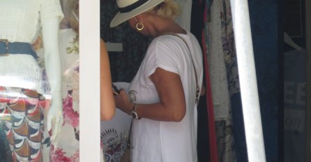 PAPARAZZI PRATILI LEPU BRENU, A ONDA JE UHVATILI U BUTIKU: Prvo je kupila OVO, a onda se vratila na jahtu i skinula se u ZELENI BIKINI, OČI ĆE VAM STATI!