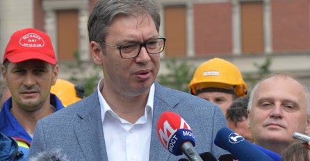 SRBIJA SE TRESE OD SMIJEHA, VUČIĆ UOČIO GRUPU TURISTA I KRENUO DA MAŠE: Kad im se obratio, ljudi popadali, OVO JE HIT!