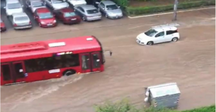 KOLAPS U GLAVNOM GRADU, ULICE POSTALE RIJEKE, AUTOMOBILI PLUTAJU: Ljudi bijesni, OBJAVLJUJU SNIMKE UŽASA!