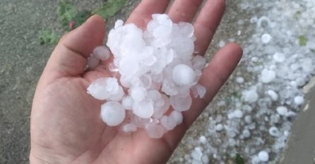OLUJA I GRAD VELIČINE ŠAKE OPUSTOŠILI ZAPADNI DIO ZEMLJE: Nadvili se crni oblaci, za 15 minuta izbrisali ljetinu, STRADALE I KUĆE!