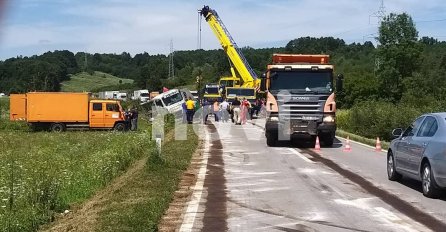 SLIKE SA LICA MJESTA, NESREĆA U MJESTU KEREP: Kamion udario u traktor, obustavljen saobraćaj